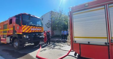 Stire din Eveniment : VIDEO. Incendiu în cartierul Henri Coandă. Intervin de urgenţă pompierii de la ISU Constanţa