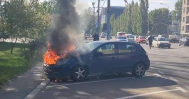 VIDEO. Maşină în flăcări, la Constanţa! Intervin pompierii