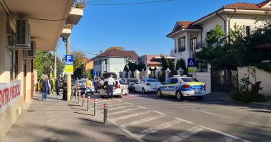 FOTO/VIDEO. Urmărire ca-n filme la Constanţa! Un bărbat cu permisul suspendat a fugit de poliţiştii care l-au somat! În goană, a avariat şi maşini din trafic, şi parcate! - 2