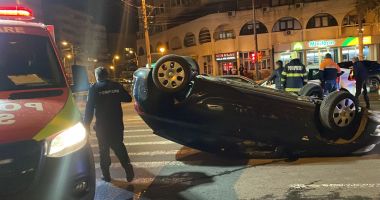 MAȘINĂ RĂSTURNATĂ, LA CONSTANȚA! Intervin echipajele de la SMURD și Descarcerare