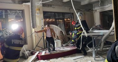 Galerie foto. Tavan prăbuşit într-un restaurant plin cu oameni! A fost activat Planul roșu de intervenție - 3