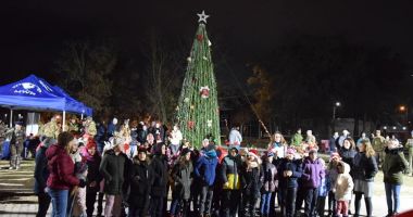 Ceremonie de aprindere a luminilor în Bradul de Crăciun, la Baza 57 Aeriană Mihail Kogălniceanu