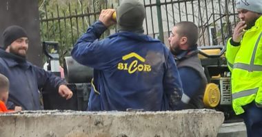 IMAGINILE ZILEI. Ce bine o duc muncitorii care schimbă conductele, la Constanţa - 2