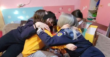 Stire din Eveniment : "De Crăciun, fii mai bun"! Poliţiştii din Ovidiu au adus zâmbete pe buzele unor copii greu încercaţi de soartă