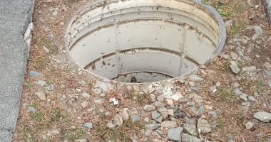 GALERIE FOTO. Pericol public la Constanţa! Nici pe trotuare nu mai suntem în siguranţă! "Aveţi grijă să nu cădeţi în groapă!' - 3