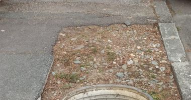 GALERIE FOTO. Pericol public la Constanţa! Nici pe trotuare nu mai suntem în siguranţă! "Aveţi grijă să nu cădeţi în groapă!' - 2