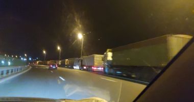 Foto. Coadă imensă pe A4! Sute de TIRURI așteaptă să intre în port - 3