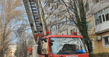 FOTO-VIDEO / MOMENTE DE PANICĂ LA CONSTANŢA! Arde un apartament! Pompierii scot oamenii de urgenţă - 2