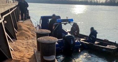 Stire din Eveniment : Două persoane prinse în flagrant, la Cernovodă, în timp ce furau cereale de pe o barjă