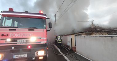 Stire din Eveniment : FOTO/ Casă în flăcări! ISU CONSTANȚA a intervenit de urgență pentru stingerea focului