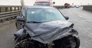 Stire din Eveniment : Jud. Constanța / Accident în prima zi de Paște! Două victime, după ce o mașină a intrat într-un parapet