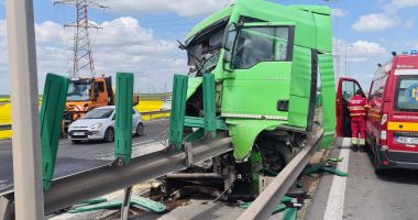 FOTO. TIR intrat în parapet, după ce unul dintre cauciucuri a explodat! Şoferul, preluat de medicii de pe SMURD - 2
