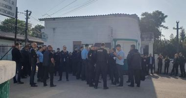 FOTO. PROTEST LA PENITENCIARUL POARTA ALBĂ. „Este un prim avertisment. Oamenii nu mai vor să facă ore suplimentare” - 6