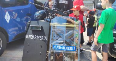GALERIE FOTO / Povești captivante de la oamenii în uniformă, de Ziua Copilului, în Piața Ovidiu - 2