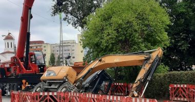 Galerie foto. Nici utilajele nu mai suportă şantierul! Excavator căzut în propria groapă, la Constanţa