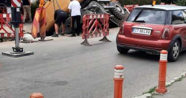 Galerie foto. Nici utilajele nu mai suportă şantierul! Excavator căzut în propria groapă, la Constanţa - 3
