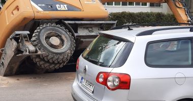 Galerie foto. Nici utilajele nu mai suportă şantierul! Excavator căzut în propria groapă, la Constanţa - 2