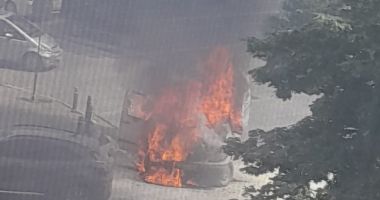 Galerie FOTO / ARDE O DUBĂ, LA CONSTANŢA! Pericol de propagare la un autoturism de lângă! - 2