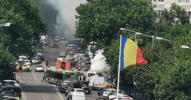 Galerie FOTO / ARDE O DUBĂ, LA CONSTANŢA! Pericol de propagare la un autoturism de lângă! - 3