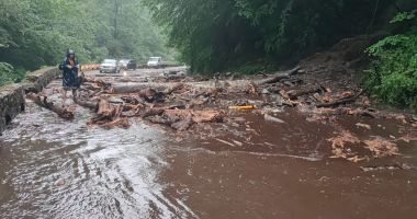 Mobilizare masivă de forțe pe Transfăgărășan. O porțiune a drumului blocată de aluviuni