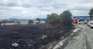 Foto / Un nou incendiu puternic la Constanța! Ard deșeuri, vegetație uscată, cauciucuri, mase plastice - 2