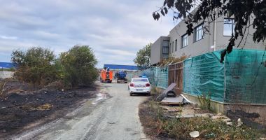 Stire din Eveniment : Foto / Un nou incendiu puternic la Constanța! Ard deșeuri, vegetație uscată, cauciucuri, mase plastice