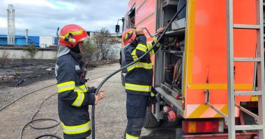 Foto / Un nou incendiu puternic la Constanța! Ard deșeuri, vegetație uscată, cauciucuri, mase plastice - 3