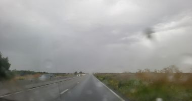 Stire din Eveniment : VIDEO. Ploaie torenţială la ieşirea din Ovidiu spre Mihail Kogălniceanu! Vizibilitate scăzută, trafic îngreunat