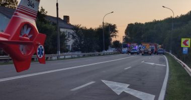 Două autocamioane încărcate cu cereale s-au ciocnit pe DN 2A şi au luat foc; traficul este deviat - 2