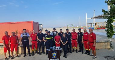 Stire din Eveniment : Poliția pe plajă! Turiștii, atenționați să respecte steagul roșu
