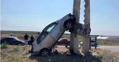 Stire din Eveniment : VIDEO. Grav accident în jud. Constanţa! Într-una dintre maşinile implicate se aflau doi copii, dintre care un bebeluş!