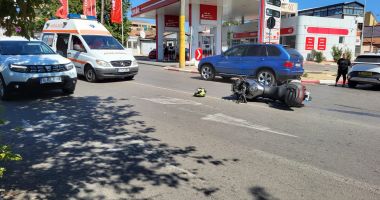 Stire din Eveniment : Foto-Video / Motociclist accidentat grav, la Constanţa! O maşină cu numere de Anglia nu i-a acordat prioritate