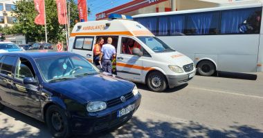 Foto-Video / Motociclist accidentat grav, la Constanţa! O maşină cu numere de Anglia nu i-a acordat prioritate - 2