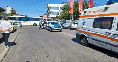 Foto-Video / Motociclist accidentat grav, la Constanţa! O maşină cu numere de Anglia nu i-a acordat prioritate - 3