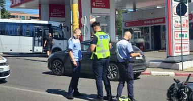 Foto-Video / Motociclist accidentat grav, la Constanţa! O maşină cu numere de Anglia nu i-a acordat prioritate - 4