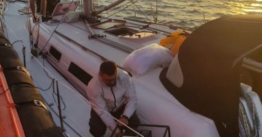 FOTO-VIDEO. Velier în pericol de scufundare! Intervenţie dificilă a ARSVOM, din cauza vântului puternic - 3