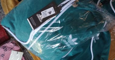 FOTO. Haine, încălţăminte şi parfumuri, „de firmă”, confiscate de poliţiştii de la P.T.F. Negru Vodă - 2