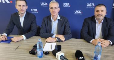 Stire din Politică-Administrație : USR Constanţa: "Pensia domnului Ciucă scade de la 18.000 de lei la 16.000 de lei. Nu se simte!"