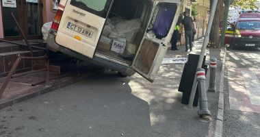 IMAGINILE ZILEI / Accident rutier la Constanța! Un șofer beat a intrat cu duba într-un imobil - 4
