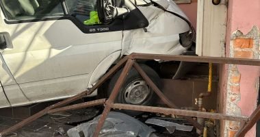 IMAGINILE ZILEI / Accident rutier la Constanța! Un șofer beat a intrat cu duba într-un imobil