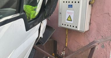 IMAGINILE ZILEI / Accident rutier la Constanța! Un șofer beat a intrat cu duba într-un imobil - 2