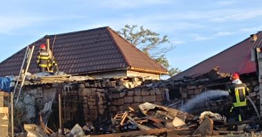 FOTO. ALERTĂ LA POMPIERI! Casă mistuită de flăcări, la Cumpăna - 2