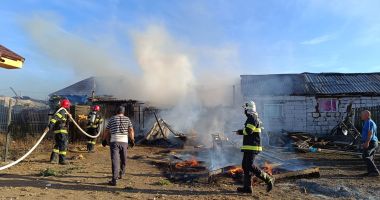 FOTO. ALERTĂ LA POMPIERI! Casă mistuită de flăcări, la Cumpăna - 4