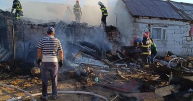 Stire din Eveniment : FOTO. ALERTĂ LA POMPIERI! Casă mistuită de flăcări, la Cumpăna