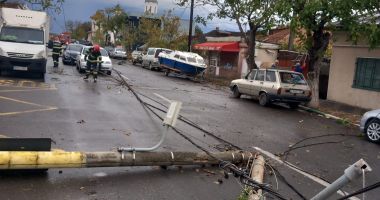 VIJELIE LA CONSTANȚA. Acoperiș smuls de vânt, stâlp de electricitate în pericol de cădere!