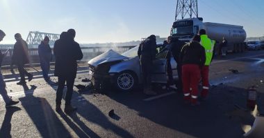 Stire din Eveniment : FOTO / Accident rutier la Constanţa, între un TIR şi un autoturism! „Cred că sunt un fel de «greu de ucis»
