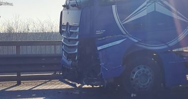FOTO / Accident rutier la Constanţa, între un TIR şi un autoturism! „Cred că sunt un fel de «greu de ucis» - 3
