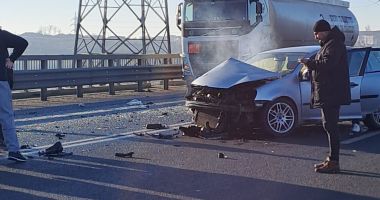 FOTO / Accident rutier la Constanţa, între un TIR şi un autoturism! „Cred că sunt un fel de «greu de ucis» - 4