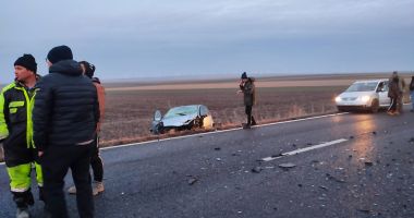 Stire din Eveniment : Galerie FOTO! Accident rutier în judeţul Constanţa, la Gura Dobrogei. Victime sunt doi tineri