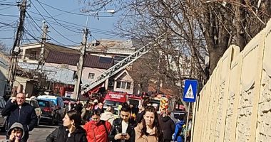 FOTO / Explozie urmată de incendiu, într-un apartament din Constanţa! O victimă, extrasă de salvatori din interior / UPDATE - 4